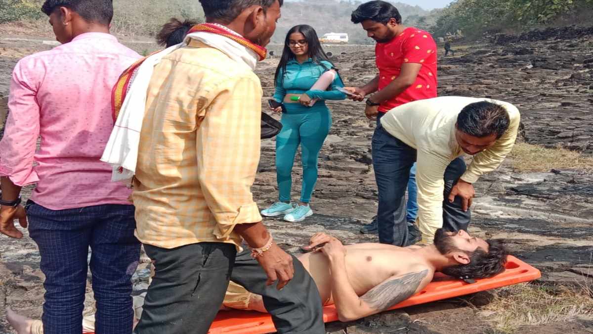 इंदौर से पिकनिक मनाने धार पहुंचे 4 दोस्त: सेल्फी लेने के दौरान गहरी खाई में गिरा 1 युवक, हालत गंभीर