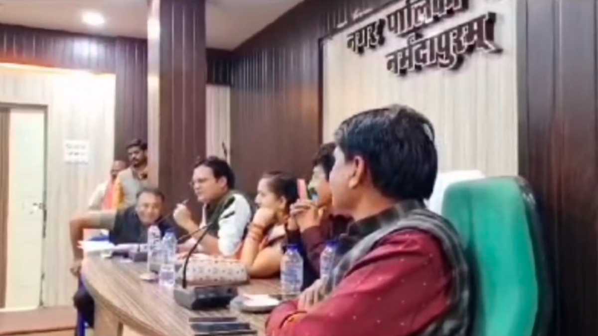 भूख है तो सब्र कर रोटी नहीं तो क्या हुआ: CMO ने गजल पढ़कर सरकार पर कसा तंज, VIDEO वायरल