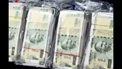 नोट छापने वाले गिरोह का भंडाफोड़, पांच लाख दस हजार रुपये के नकली नोट और एक कार बरामद