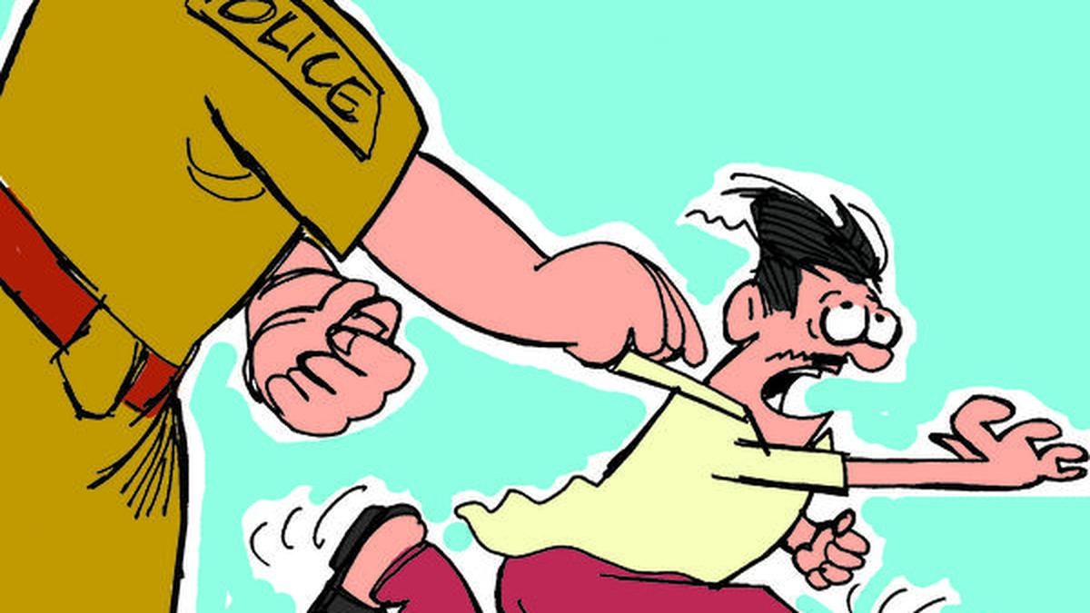 पुलिसिया रौबः कार सवार पुलिसकर्मी और उसके साथी ने रिक्शा चालक को बीच सड़क पीटा, वीडियो वायरल