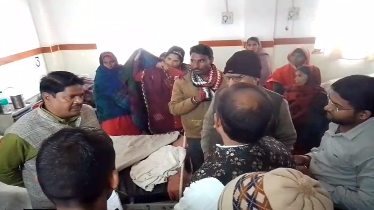 विधायक का डॉक्टर पर फूटा गुस्सा: बोले- नहीं सुधरे तो जनता जूतों की माला पहनाकर बाजार में घुमाएगी, स्वास्थ्य केंद्र के निरीक्षण के दौरान तिरपाल ओढ़े मिले थे मरीज