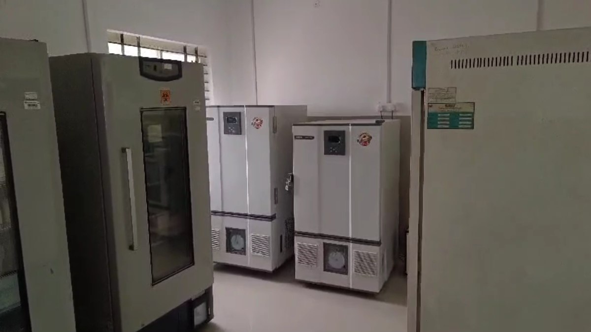 6 साल पहले आई ब्लड सेपरेशन मशीन काम की नहीं: विशेषज्ञ, स्टाफ और लाइसेंस के इंतजार में बंद हैं मशीन