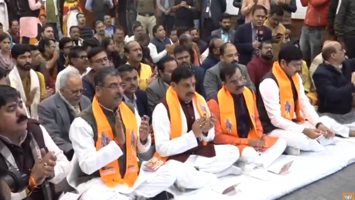बीजेपी मीडिया सेंटर में रामधुन की धूम: सीएम मोहन समेत दिग्गजों ने किया हनुमान चालीसा पाठ, सफाई मित्रों का किया सम्मान