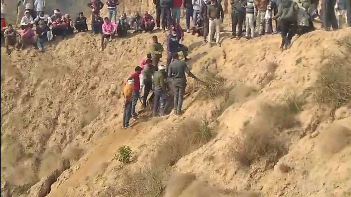 जमीन में दफन युवक के शव को निकाला गया बाहर, ग्रामीणों मचा हड़कंप, सनसनीखेज मामला