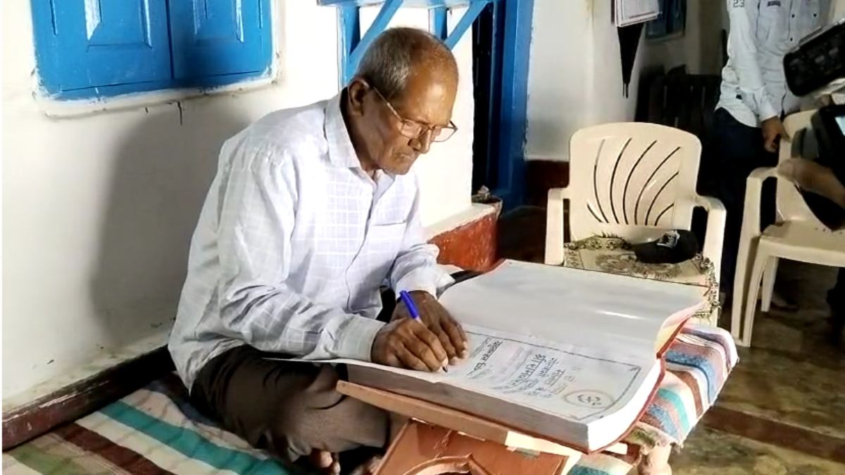 हस्तलिखित रामचरितमानस: रिटायर्ड टीचर यदुनंदन पटेल ने 510 पन्नों में लिखी “मानस के मोती” ग्रंथ