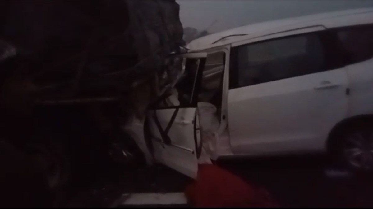 MP में 2 महिलाओं की मौत, 4 घायल: ट्रक में जा घुसी कार, टायर फटने से हुआ हादसा, 2 की हालत गंभीर