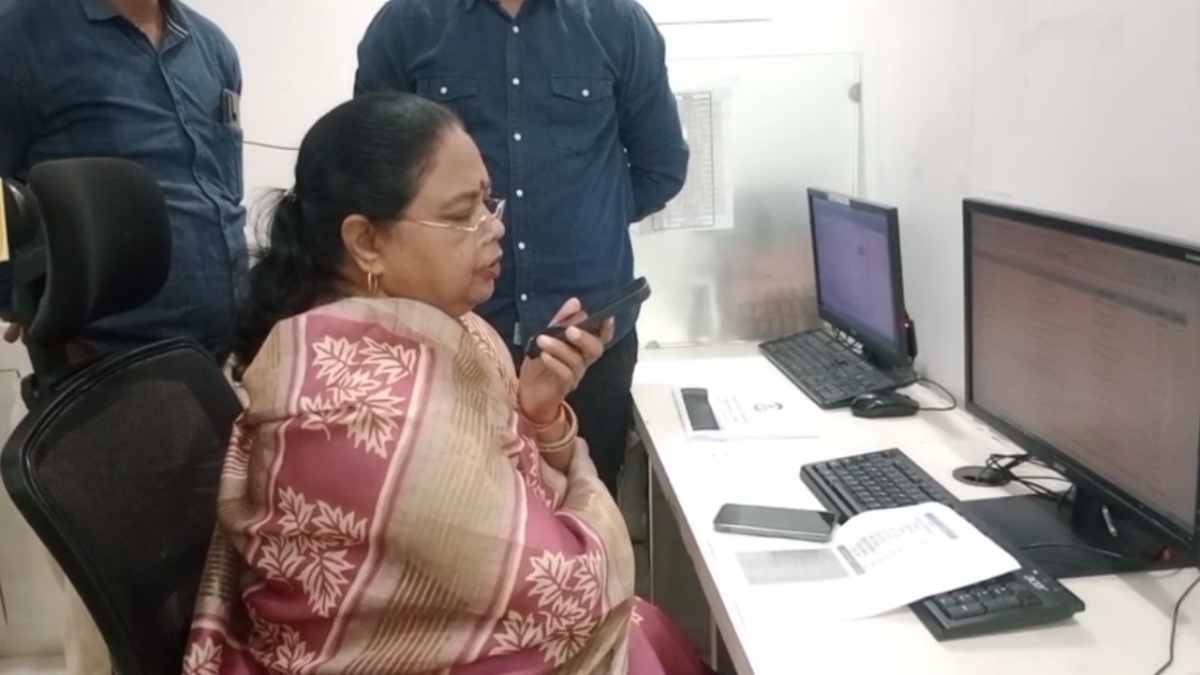 महिला महापौर हेल्पलाइन: मेयर ने प्राप्त शिकायतों की समीक्षा, लाभार्थियों से लिया फीडबैक, अधिकारियों को 24 घंटे में समस्या हल करने दिए निर्देश