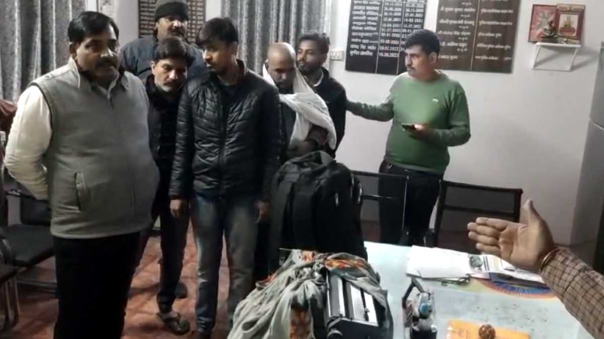 MP में फर्जी रजिस्ट्रार ऑफिस सील: किराए के मकान में चल रहा था कार्यालय, भारी मात्रा में रजिस्ट्री बुक, आधार-ATM कार्ड और सील बरामद