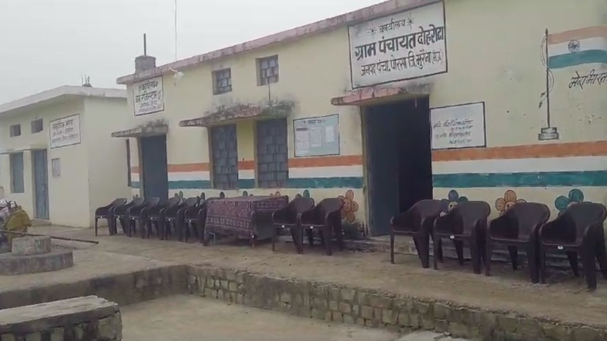 समय पर नहीं फहराया झंडा: पंचायत सचिव और सहायक सचिव की लापरवाही आई सामने, इंतजार करते रहे ग्रामीण