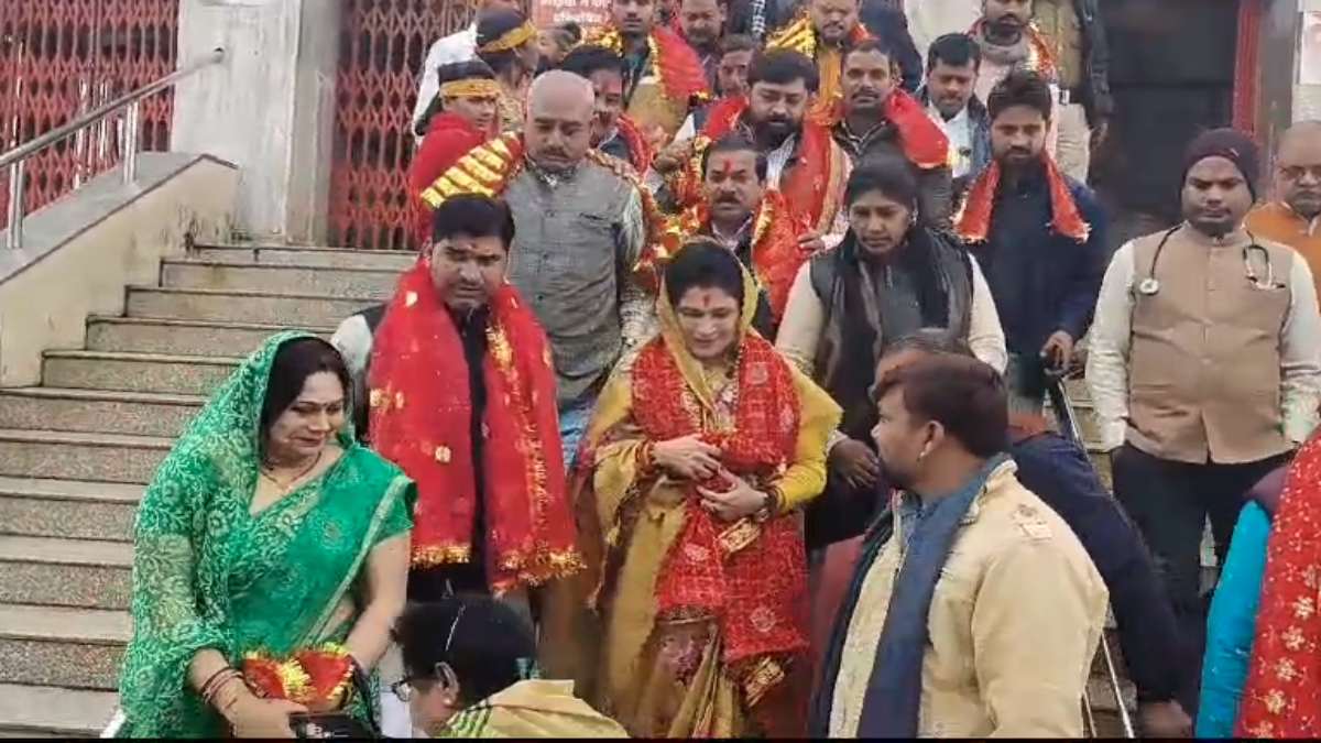 कृष्णा गौर ने मां शारदा के किए दर्शन: कहा- मैं भले ही मंत्री बन गई, लेकिन यहां एक बेटी बनकर मां के दरबार आई हूं