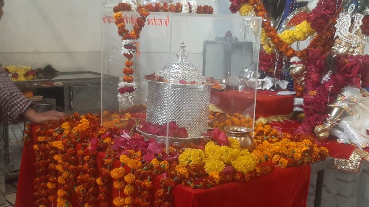 धर्म-कर्म: राम के चरणों में चढ़ेगा 5 किलो चांदी का दीपक, भक्त ने नाम और पहचान रखी गुप्त