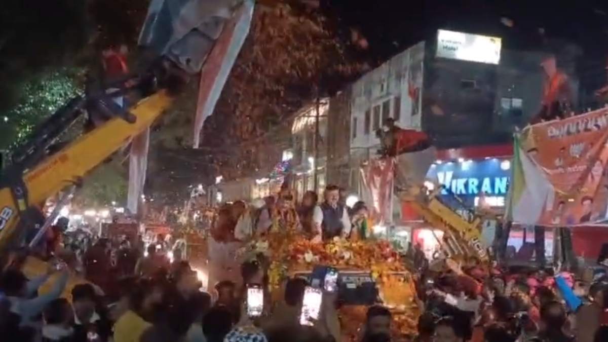 मंत्री पर JCB से बरसाए फूल: नर्मदापुरम पहुंचे मंत्री राव उदय प्रताप और नरेंद्र शिवाजी, बोले- रामलला 500 साल बाद फिर अपने मंदिर में होंगे विराजमान