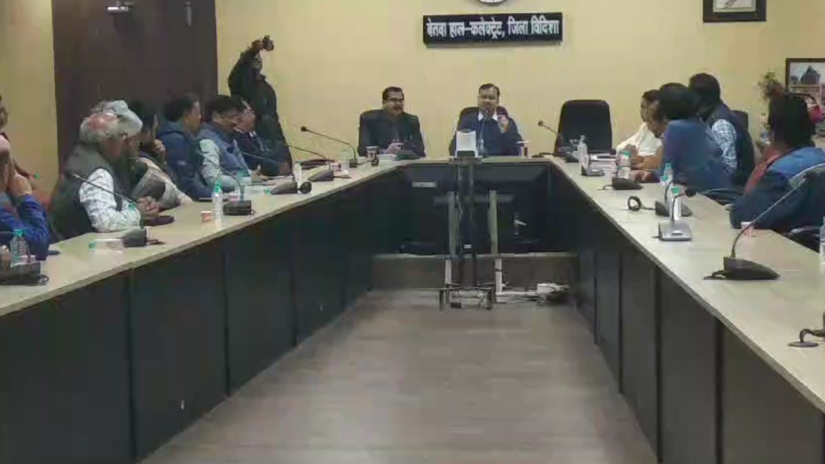 कलेक्टर ने विभिन्न संगठनों की बुलाई बैठक: अवस्थाओं में सुधार करने के दिए दिशा निर्देश, कहा- ड्राइवराें को किया जा रहा भ्रमित