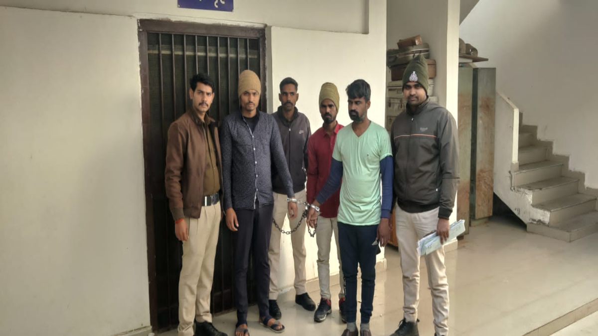 चोरी का पर्दाफाश: 3 चोर चढ़े पुलिस के हत्थे, दिनदहाड़े वारदात को देते थे अंजाम, माल बरामद