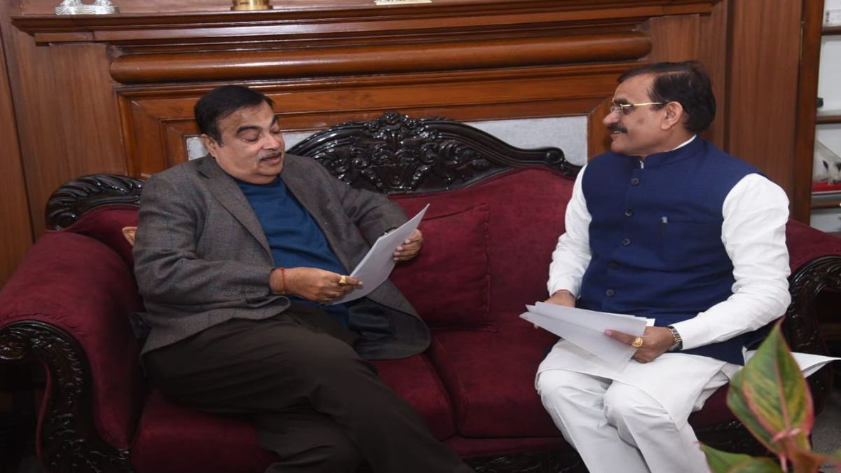 MP: वीडी शर्मा ने नितिन गडकरी से की मुलाकात, सड़क के विकास और विस्तार के लिए सौंपा पत्र