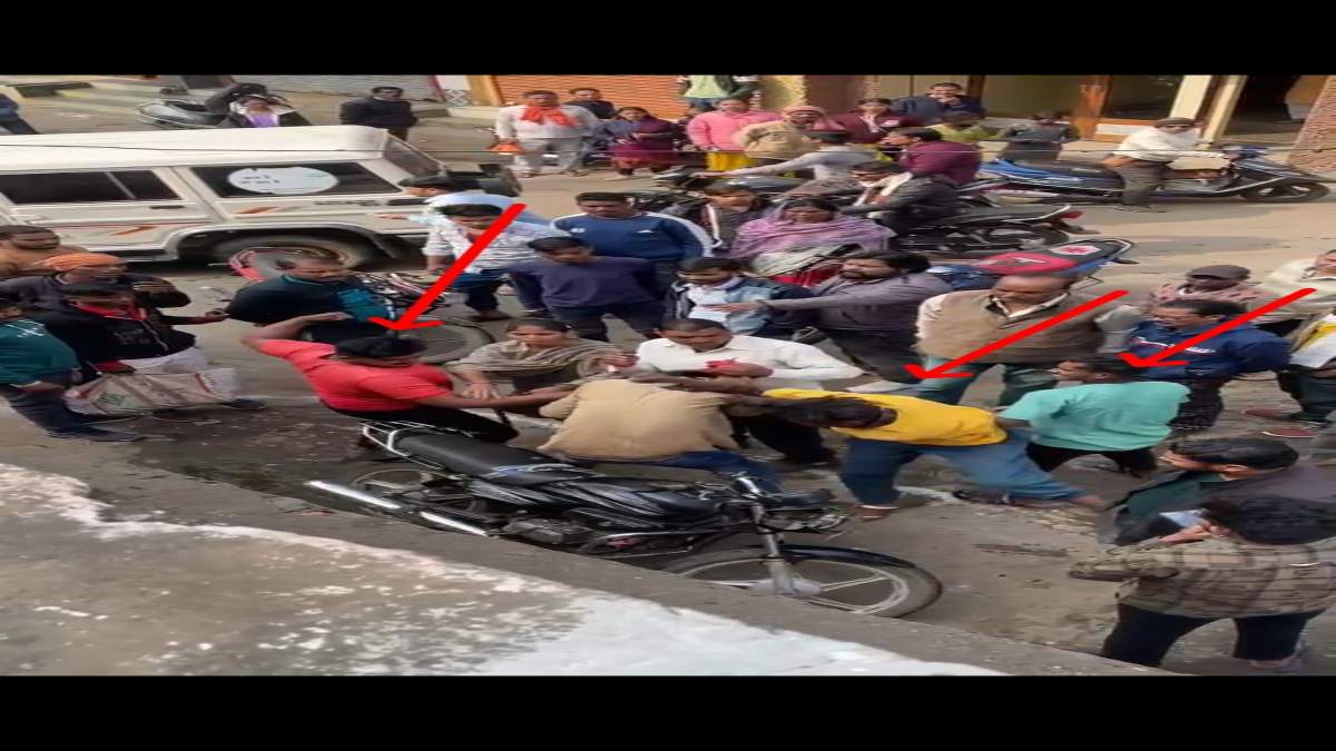 दो बाइकों में आमने-सामने भिड़त के बाद विवाद: एक बाइक सवार की जमकर पिटाई, VIDEO वायरल
