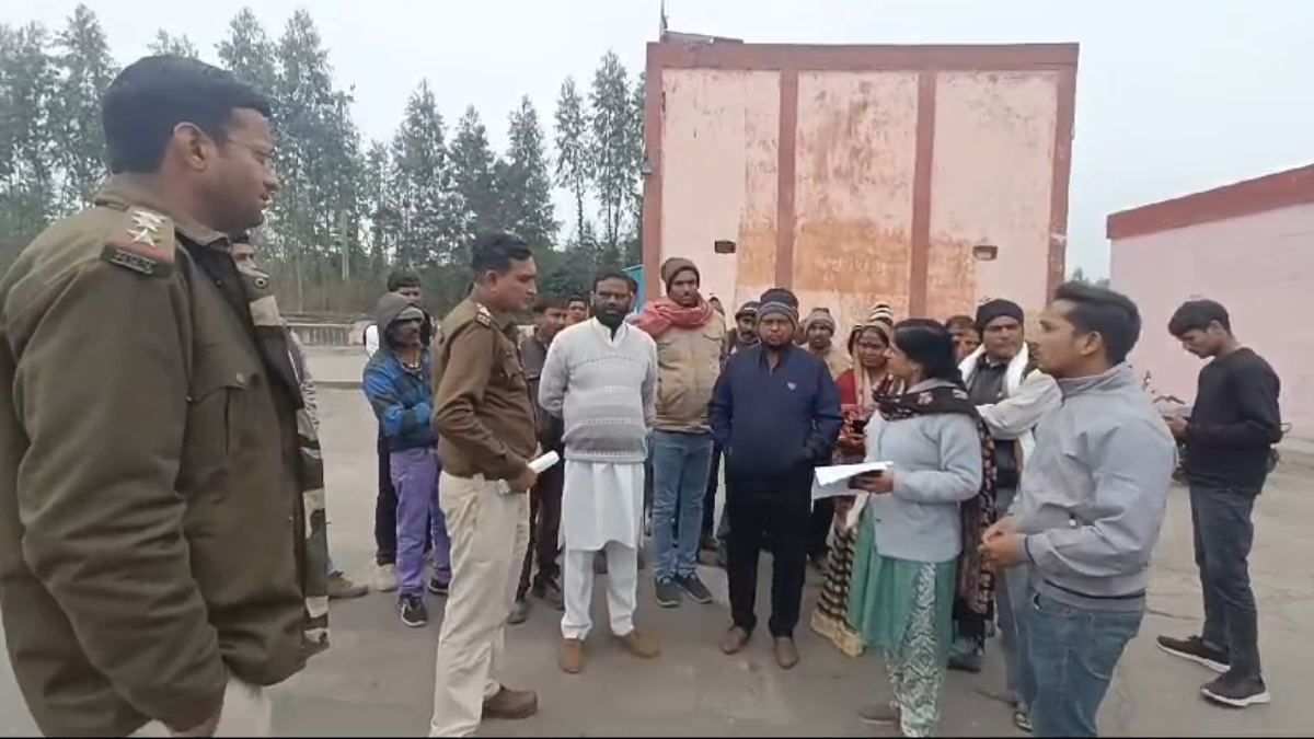 कागज कारखाना का घेराव: वेतन वृद्धि लेकर मजदूरों में आक्रोश, आज भी दे रहे हैं 70 रुपये रोजी