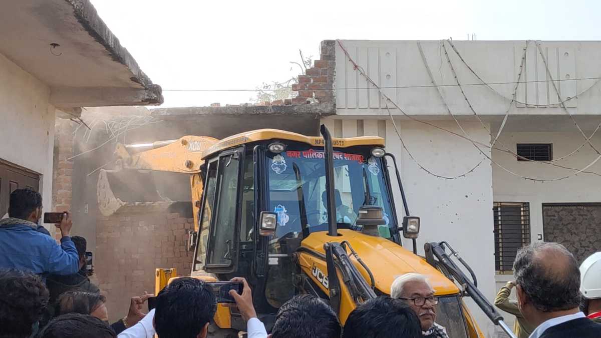 श्री राम संध्या फेरी पर पथराव करने वालों पर एक्शन: आरोपियों के मकान पर चला बुलडोजर, 9 लोगों को किया गया था गिरफ्तार