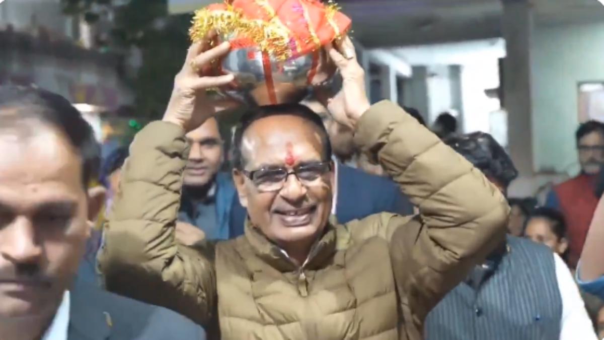 पूर्व सीएम ने रामभक्तों को बांटा पीला चावल: अलौकिक अवसर का साक्षी बनने किया आह्वान, इधर राजधानी के एक परिवार ने तैयार किए 21 हजार राम नाम के दीपक