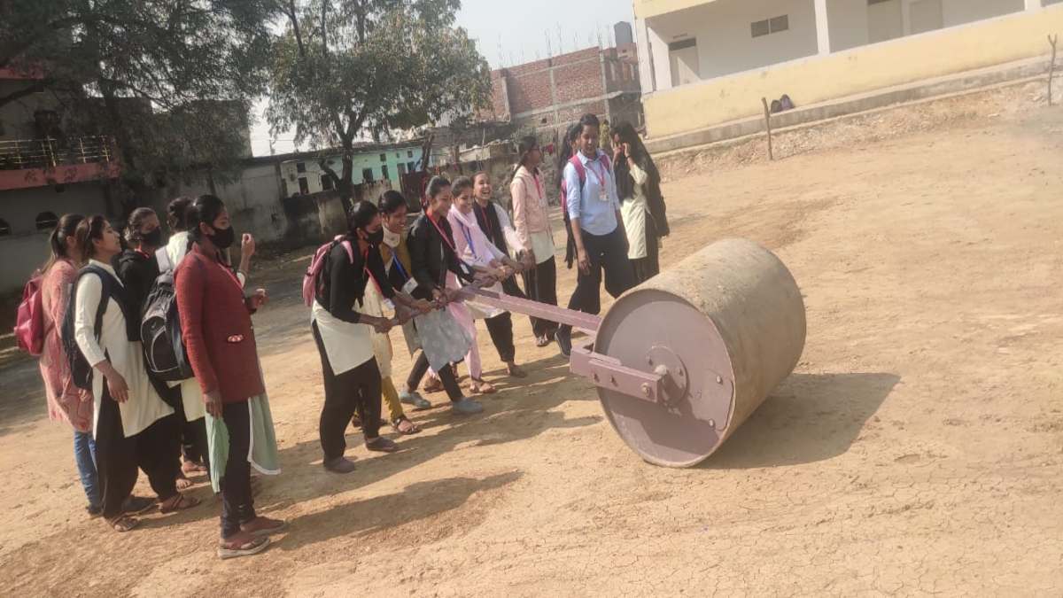 छात्राओं से मैदान में चलवाया गया रोलर, प्रिंसिपल के खिलाफ कार्रवाई की मांग, Video Viral