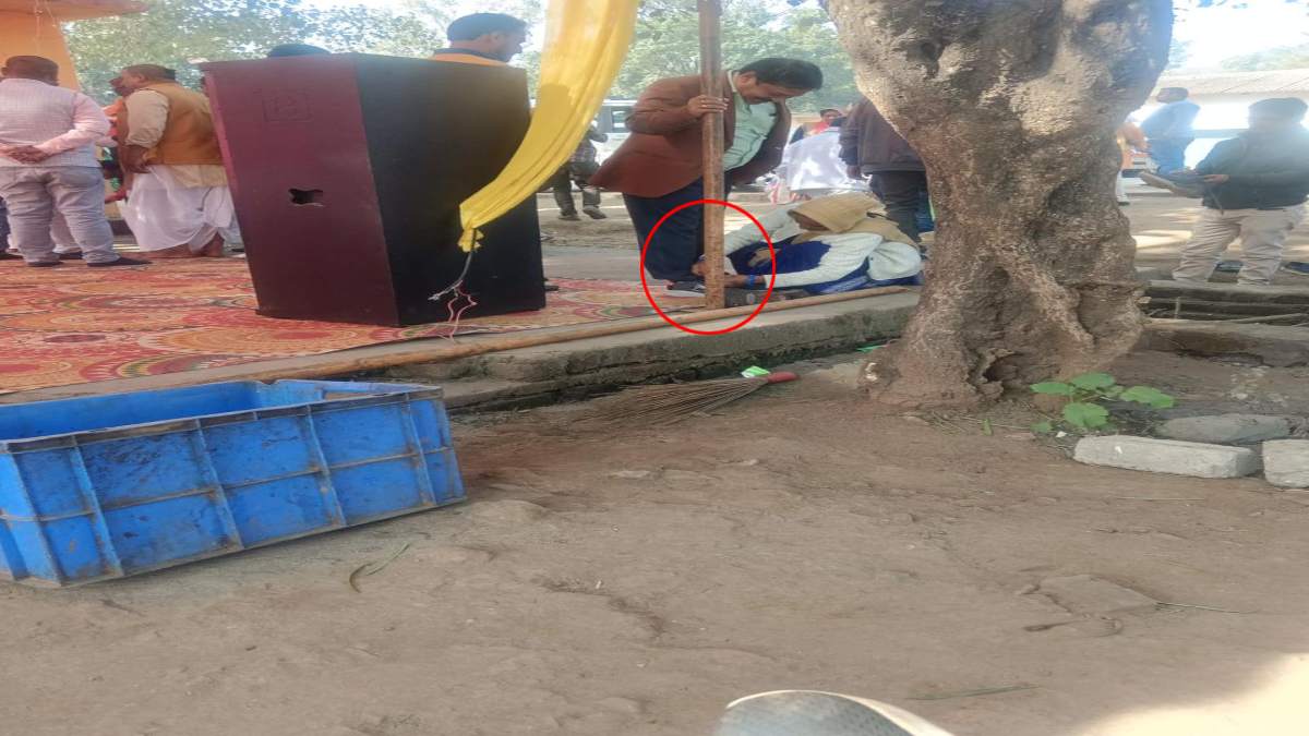 SDM ने महिला कर्मचारी से पहनवाया जूता: लोगों ने CM मोहन से की अधिकारी को बर्खास्त करने की मांग, तस्वीरें वायरल