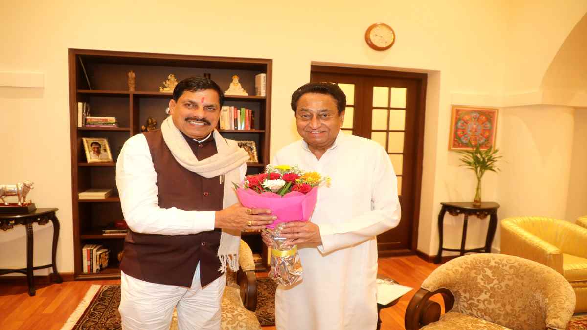 CM मोहन ने पूर्व मुख्यमंत्री से की मुलाकात: कमलनाथ ने पुष्पगुच्छ भेंट कर किया स्वागत किया, इन मुद्दों पर हुई चर्चा