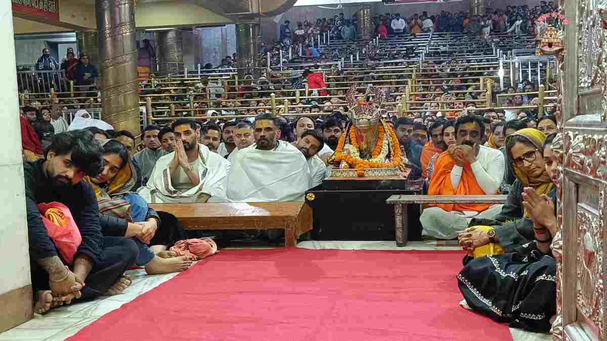 महाकाल की शरण में अभिनेता सुनील शेट्टी: बेटे के साथ भस्म आरती में हुए शामिल, मंत्री राकेश सिंह ने परिवार संग किए दर्शन