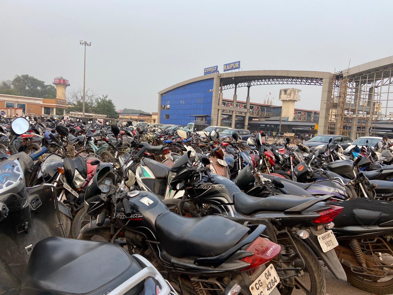 Raipur Railway News: रेलवे का 19 लाख दिए बिना ठेकेदार ने छोड़ी रायपुर रेलवे स्टेशन की पार्किंग, अब चला रहा कमर्शियल विभाग…