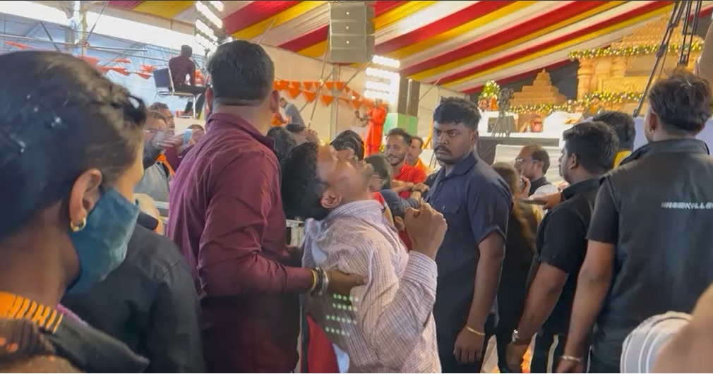 Video: … जब रायपुर में बागेश्वर धाम सरकार के दिव्य दरबार में पहुंचे भूत-प्रेत रोगी… हनुमान जी की सेना ने ऐसे लगाई पिटाई, झूम उठें भूत-प्रेत..