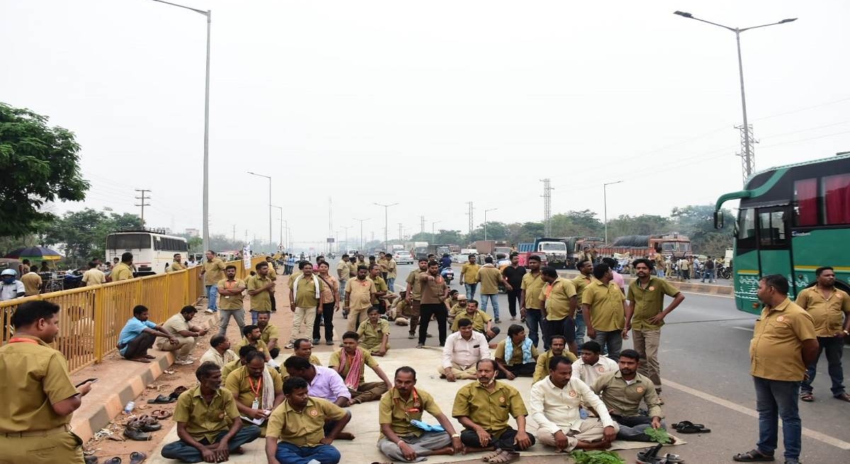 Odisha Driver Strike: ड्राइवरों के हंगामे से ओडिशा में सार्वजनिक परिवहन बाधित, प्रमुख बस अड्डे वीरान