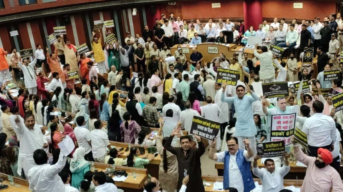 MCD सदन की विशेष बैठक में विपक्षी पार्षदों ने किया हंगामा