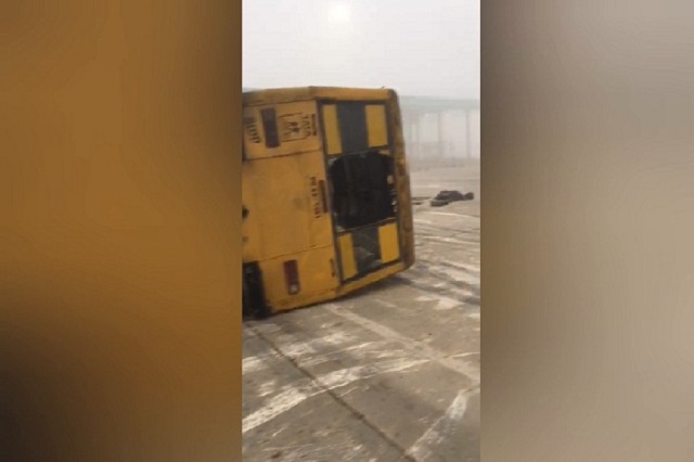 फैक्ट्री के कर्मचारियों से भरी वैन पलटी, कई मजदूर घायल