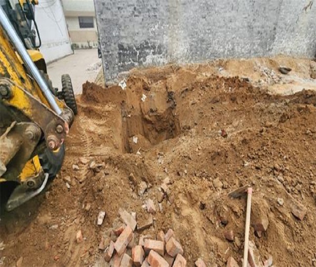 नींव खोदते समय मिट्टी गिरने से 2 मजदूर दबे