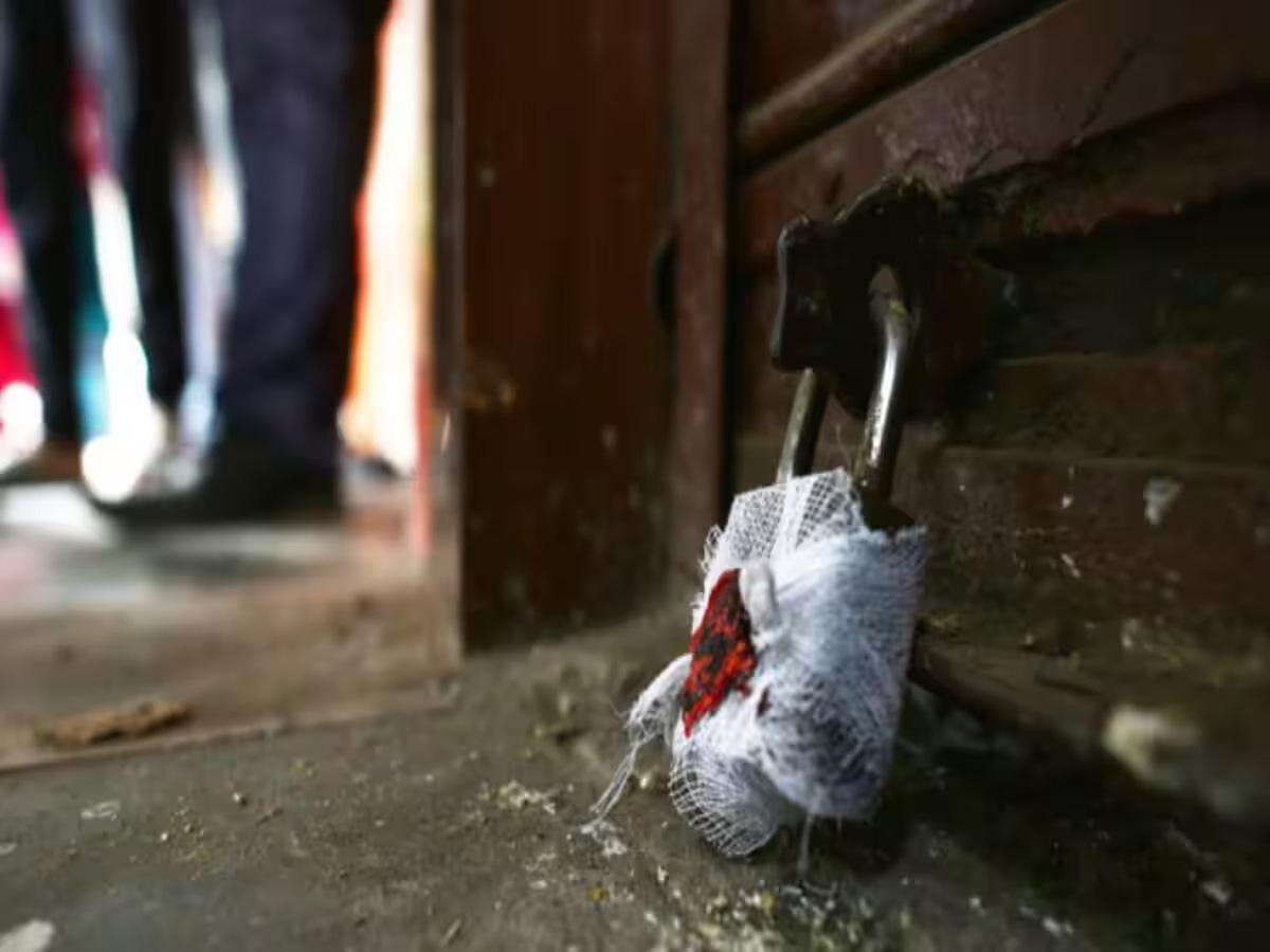 दिल्ली में दुकानों की डी-सील पर भाजपा और आप में टकराव