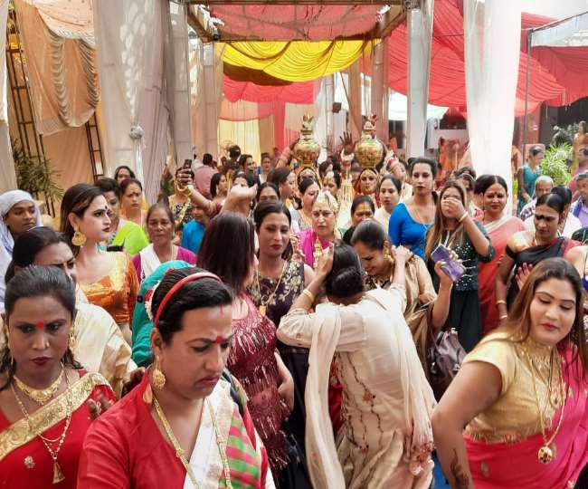 Kinnar community celebrated consecration: किन्नरों ने दी बधाई, रेड लाइट एरिया में महिलाओं ने दिवाली मनाई