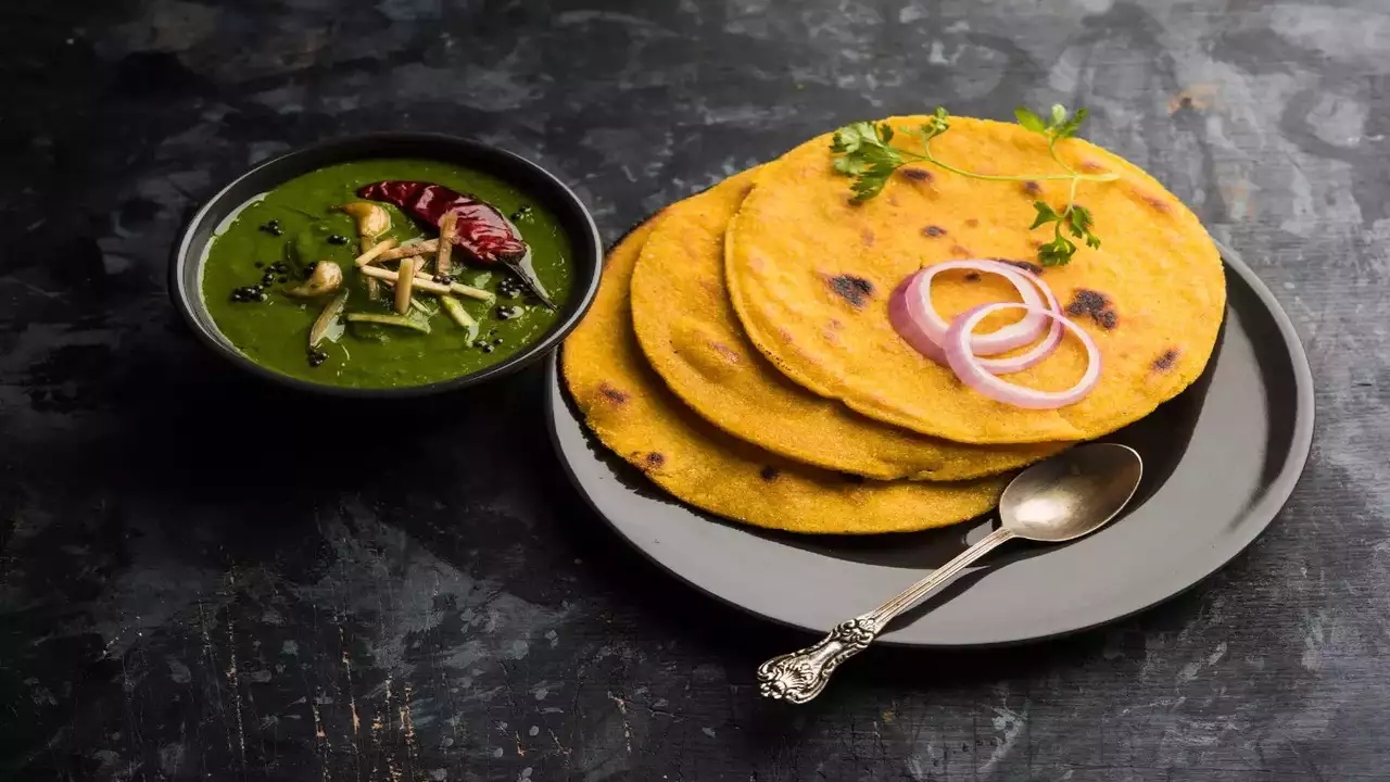 Makki Ki Roti: सर्दियों में आप भी लेना चाहते हैं मक्के की रोटी का स्वाद, पर बेलने पर फट जाती है रोटियां? तो ये trick और tips आएंगे आपके काम