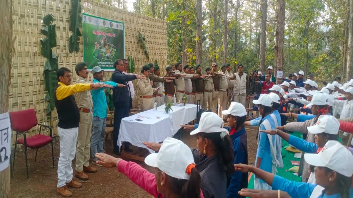 वन और वन्य प्राणियों के संरक्षण की शपथ: स्टूडेंट्स को दी गई टाइगर के पगमार्क ट्रेस करने की जानकारी