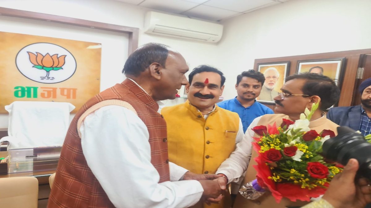 MP Politics: कांग्रेस के प्रदेश महामंत्री और पूर्व विधायक हुए बीजेपी में शामिल, वीडी शर्मा ने दिलाई सदस्यता