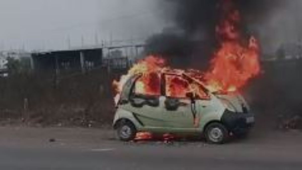 चलती कार बनी आग का गोला: अंदर सवार लोगों ने ऐसे बचाई अपनी जान, देखें VIDEO  