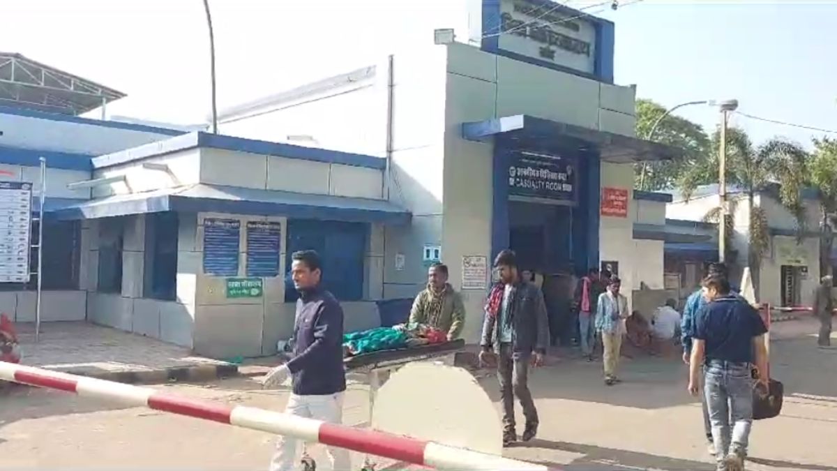 Damoh Accident News: यात्री बस ने बाइक को मारी टक्कर, हादसे में महिला की मौत, 1 बच्चा घायल