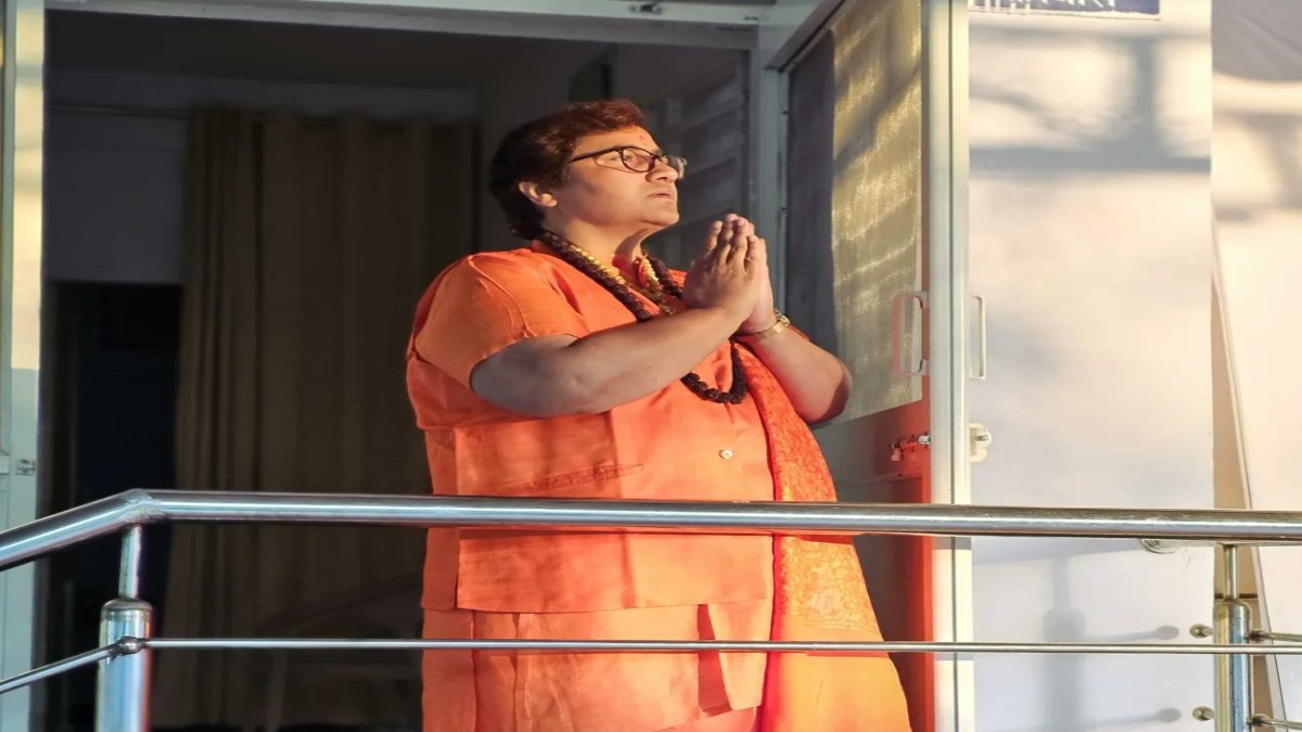 ‘ज्ञानवापी में मंदिर था और मंदिर ही रहेगा’: ध्वजारोहण कार्यक्रम में पहुंची साध्वी प्रज्ञा का बड़ा बयान