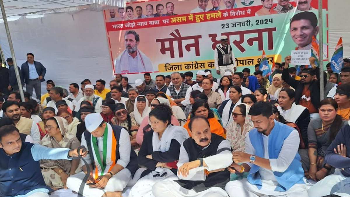 कांग्रेस का मौन सत्याग्रह: दिग्विजय सिंह बोले- यह कैसा राम राज्य ? नेता प्रतिपक्ष ने कहा- सुभाष चंद्र बोस की विचारधारा पर चलना होगा
