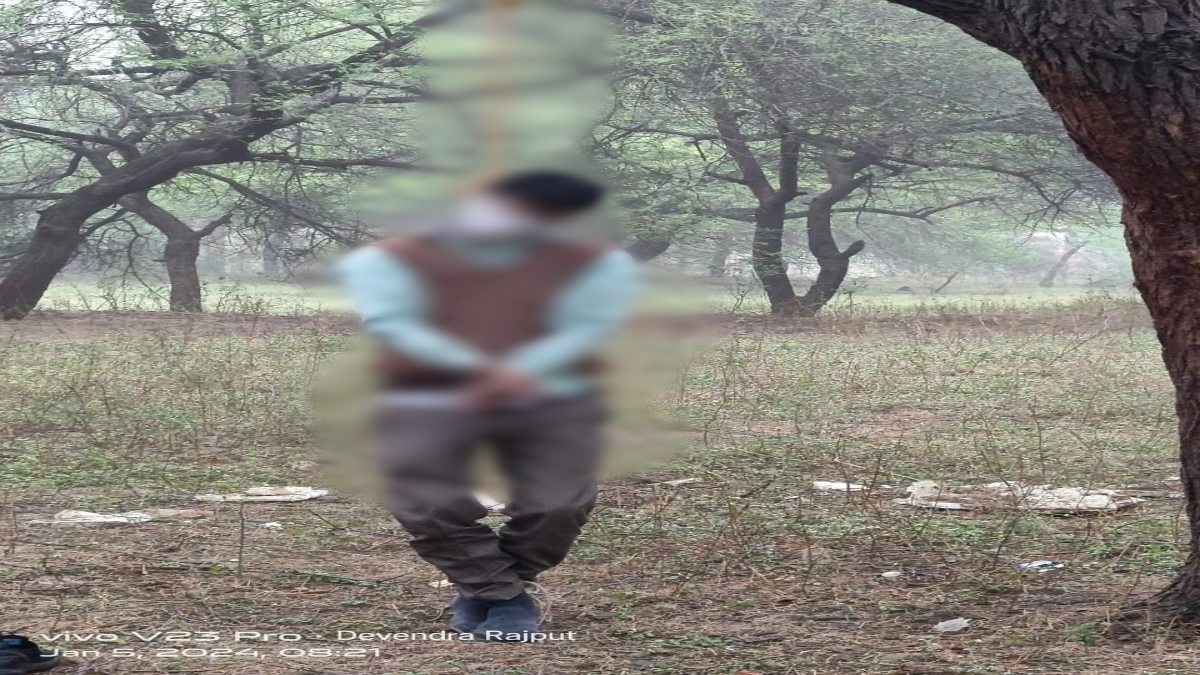 पेड़ पर फंदे से लटका मिला युवक का शव: आत्महत्या या हत्या ? जांच में जुटी पुलिस 
