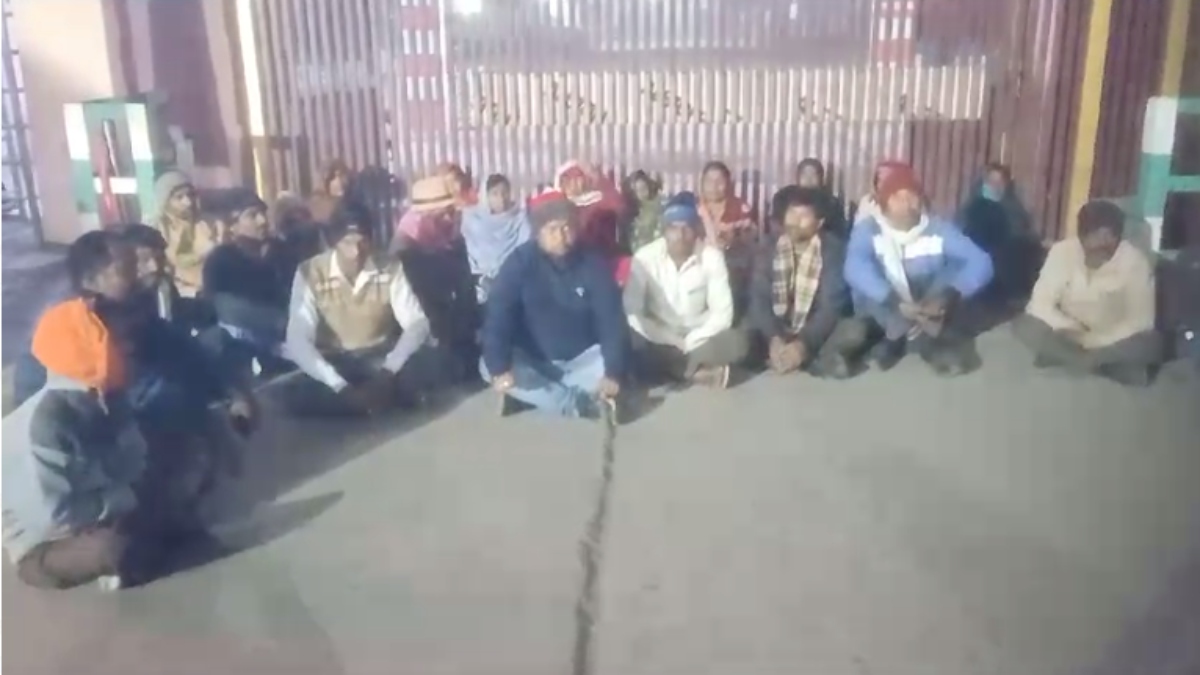 रोजी-रोटी का संकट: एशिया के दूसरे सबसे बड़े कागज कारखाने में मजदूर कर रहे आंदोलन, कहा- ठेकेदार और कंपनी ने उन्हें बेवजह काम से निकाला 
