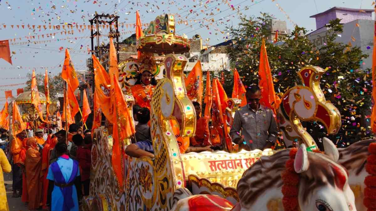 प्राण प्रतिष्ठा को लेकर निकाली गई भव्य शोभा यात्रा, जगह-जगह स्वागत के साथ नृत्यों की भी हुई शानदार प्रस्तुति