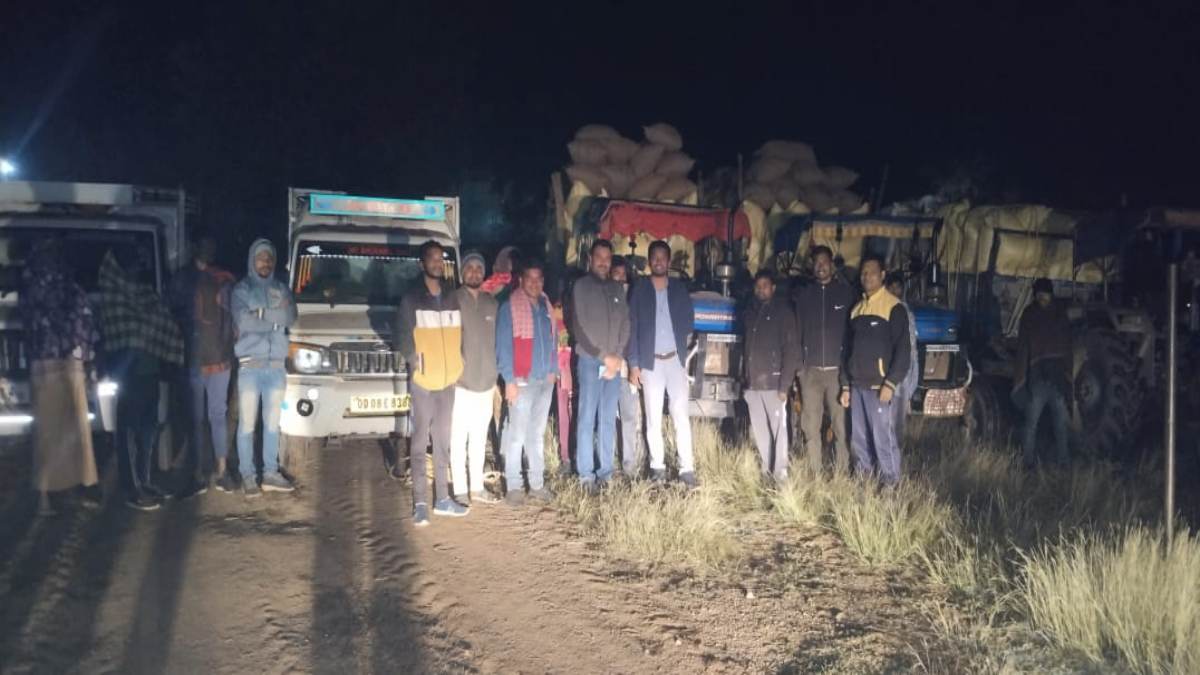 CG NEWS : अवैध धान परिवहन करते 3 ट्रैक्टर और 2 पिकअप जब्त, इधर राइस मिल से 5666 क्विंटल धान गायब