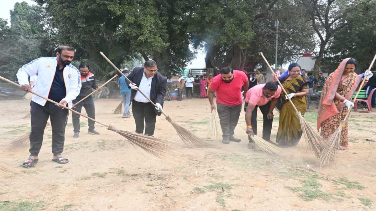शीतला मंदिर परिसर में चला साफ-सफाई का विशेष अभियान, कलेक्टर ने पकड़ा फावड़ा तो पालिका अध्यक्ष गफ्फार मेमन ने ढोया कचरा