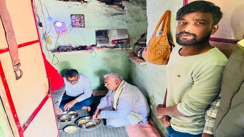 Rajasthan News: शिक्षा मंत्री ने गरीब परिवार के बीच किया भोजन, कहा – आज का दिन खास.. हुए भावुक