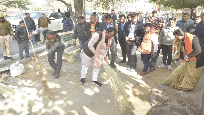 Rajasthan News: स्वच्छता अभियान में हाथ बटाएं, अपने मंदिर, तीर्थ स्थलों को स्वच्छ रखें और सजाएं- प्रेमचंद बैरवा