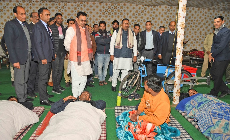 Rajasthan News: नववर्ष पर रैनबसेरों में पहुंचे मुख्यमंत्री जाना लोगों का हाल, लिया व्यवस्थाओं का जायज़ा, निराश्रितों को बांटे कम्बल